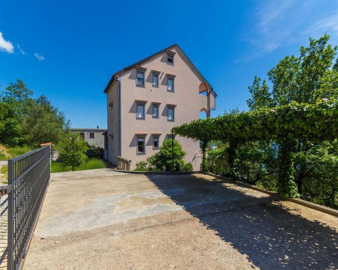 Apartament Djusi