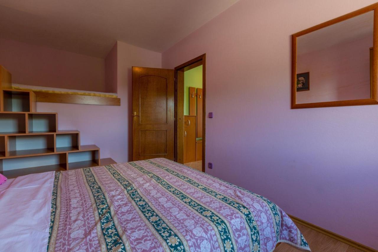 Apartament Djusi *