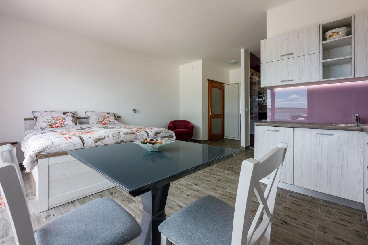 Apartament Djusi *